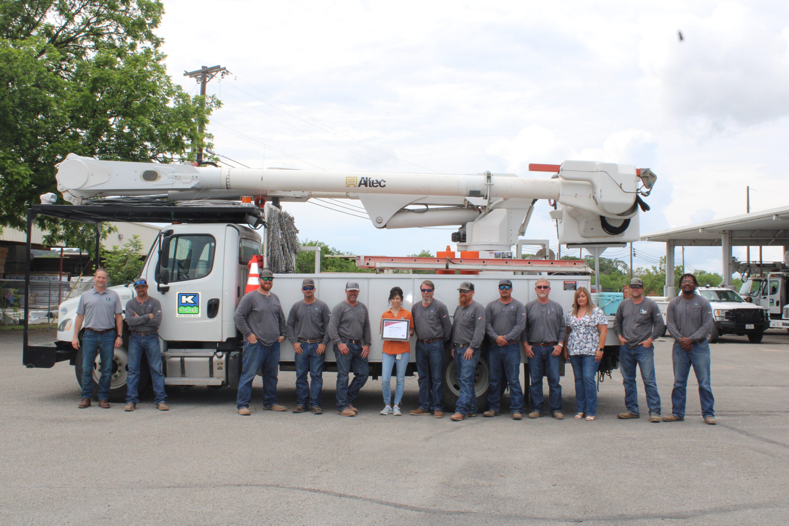 KPUB’s safety committee and linemen pictured with the 2022 National Safety Award of Excellence from the American Public Power Association (APPA).